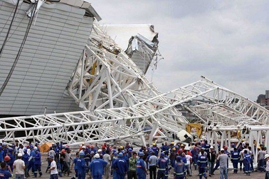 Обрушение строительного крана на футбольном стадионе «Арена Коринтианс» в городе Сан-Паулу