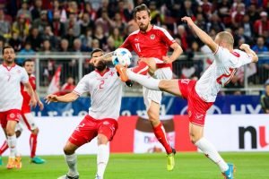 9 августа состоится матч 6-го тура квалификационной кампании чемпионата Европы-2020 Польша-Австрия. Стартовый свисток возвестит о начале встречи на Национальном стадионе в Варшаве в 21:45 мск. Согласно букмекерским котировкам, фаворитом встречи выступает Польша. Ее победу можно заиграть за 2,1, в то время как вероятность выигрыша гостей оценивается в 3,65. Также букмекеры не думают, что встреча получится богатой на голы: «ТБ (2,5)» котируется в упитанный коэффициент 2,00. В последнем туре поляки несколько омрачили свое комфортное существование в группе. Команда Ежи Бржечека, имея на своем счету 4 победы в 4 турах, неожиданно оконфузилась в Словении (0:2). На турнирное положение поляков это поражение никак не повлияло (они по-прежнему лидируют в группе), но если они также слабо проведут матч с Австрией, то от той уверенности и запаса прочности, которые были еще совсем недавно, не останется и следа. Австрия после двух поражений кряду на старте отбора пришла в себя и наколотила 3 победы в последующих трех турах. Благодаря этому бодрому рывку австрийцы вышли на второе место. Следом продолжают движение Словения и Израиль, в активе которых по 8 баллов. Стоит отметить, что в 3 из 5 матчей Австрии в этой квалификационной кампании было забито больше 4 (!) мячей. Польша традиционно разворачивает бодрые матчи в родных пенатах. Например, в рамках квалификационной кампании чемпионата мира-2018 поляки дома одержали 5 побед в 5 матчах с общим счетом 15-6. Тенденция нашла свое продолжение и в этом отборе: 2 победы при разнице голов 6-0. Плюс ко всему, Польша сосредоточенность которой притупилась после 4 побед кряду, получила ушат холодной воды в Словении, благодаря чему, скорее всего, подойдет к предстоящей встрече максимально мобилизованной. Так же стоит отметить, что Австрия с командами, равными себе или немного превосходящими в классе, на выезде выступает крайне неуверенно. Панно поражений здесь довольно пестрое: от Исландии, Сербии, Уэльса, Боснии и Герцеговины, Дании, Израиля. Есть основания предполагать, что эта коллекция пополнится в Польше. 