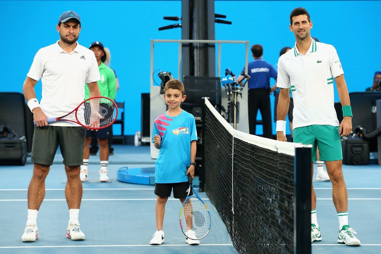 Джокович в трех сетах переиграл Карацева и вышел в финал Australian Open