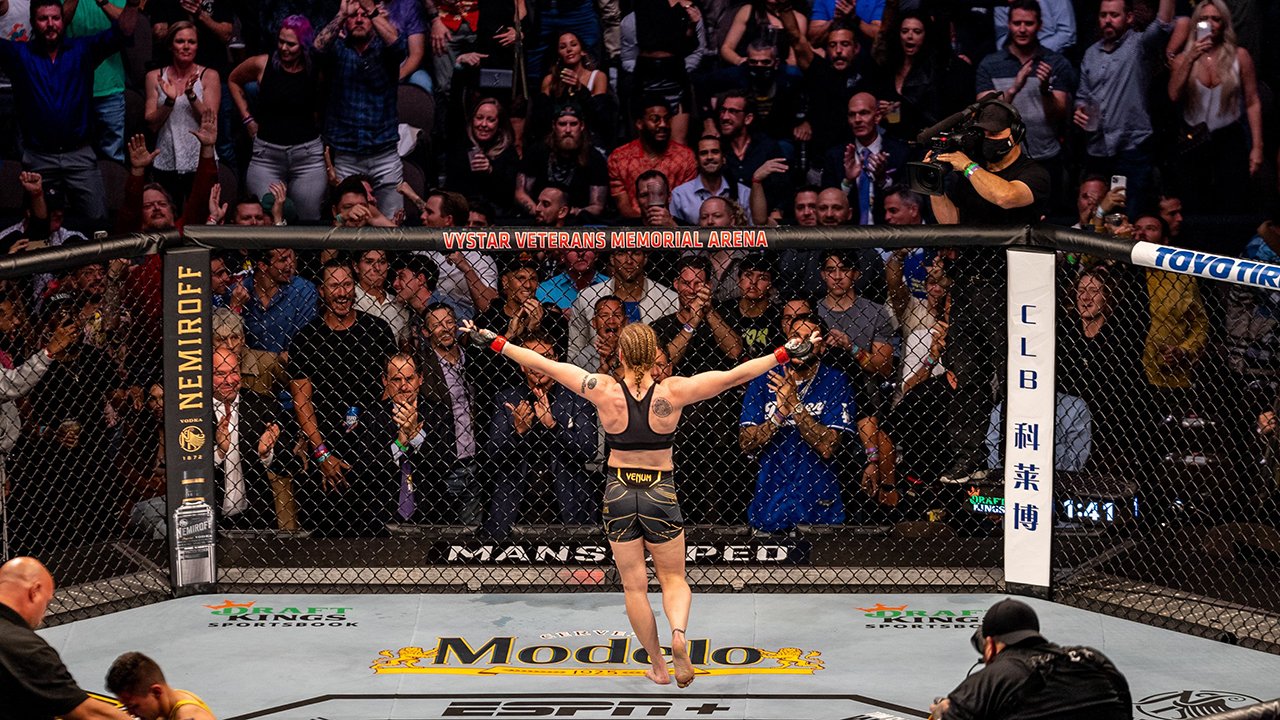 Пять нокаутов в главных боях, чудовищная травма и сенсация: UFC 261 – лучший турнир в истории