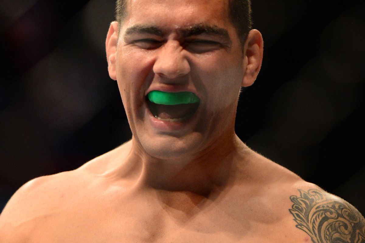 Бывший чемпион UFC Уайдман одержал первую победу с 2020 года