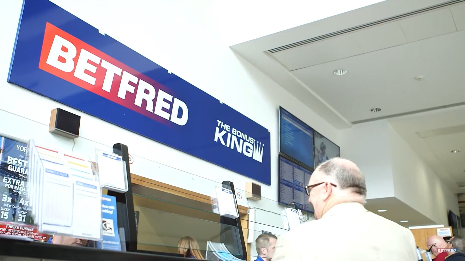 «САФ говорил не выплачивать выигрыши заранее». Основатель БК Betfred бросил школу в 15 и выжил после 5 ударов ножом
