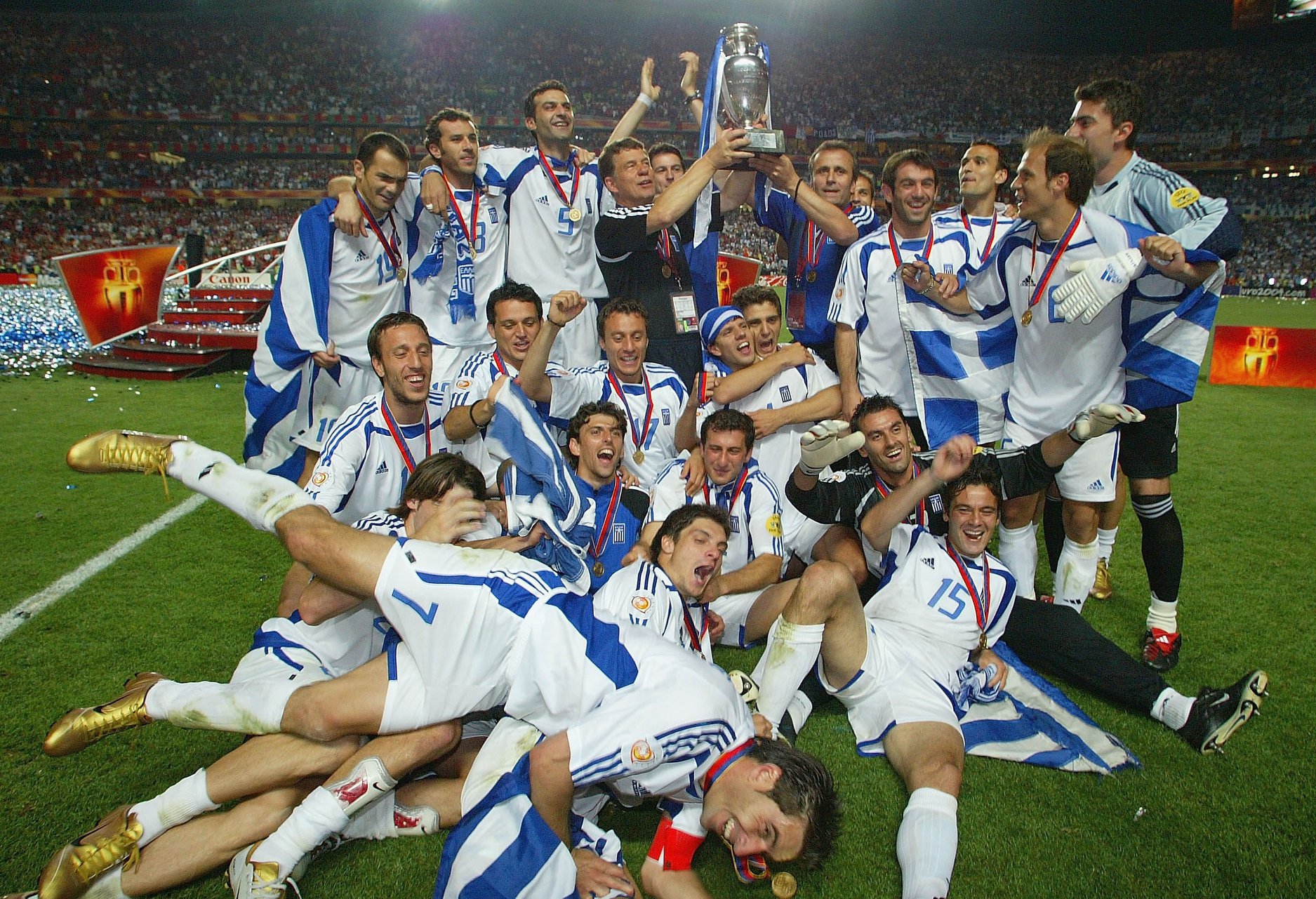 Сборная Греции после победы на чемпионате Европы-2004