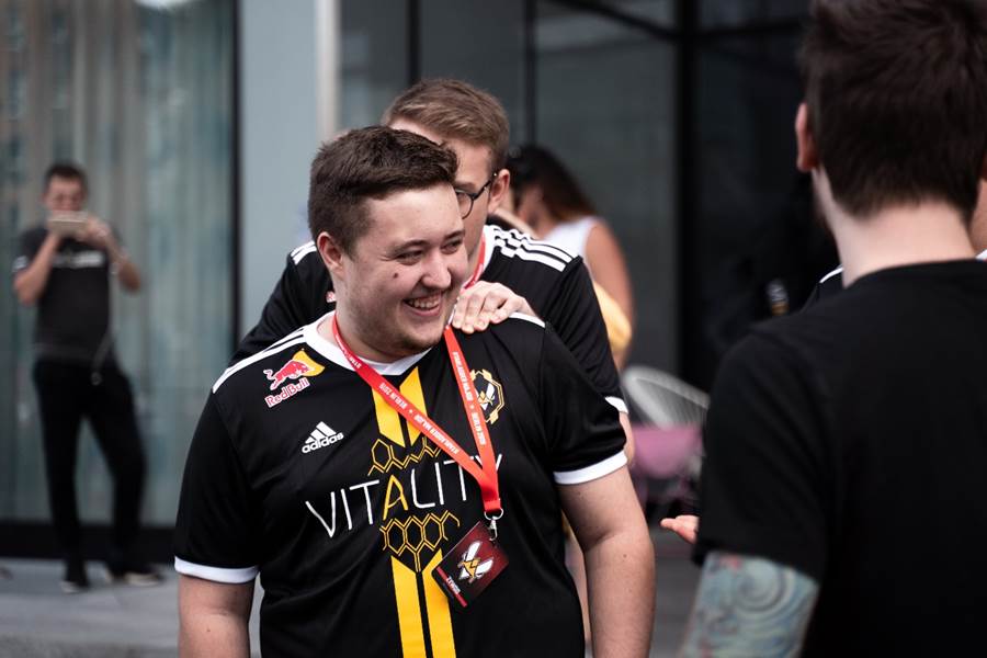 Протестующие в Париже разгромили штаб-квартиру Team Vitality и вынесли награды