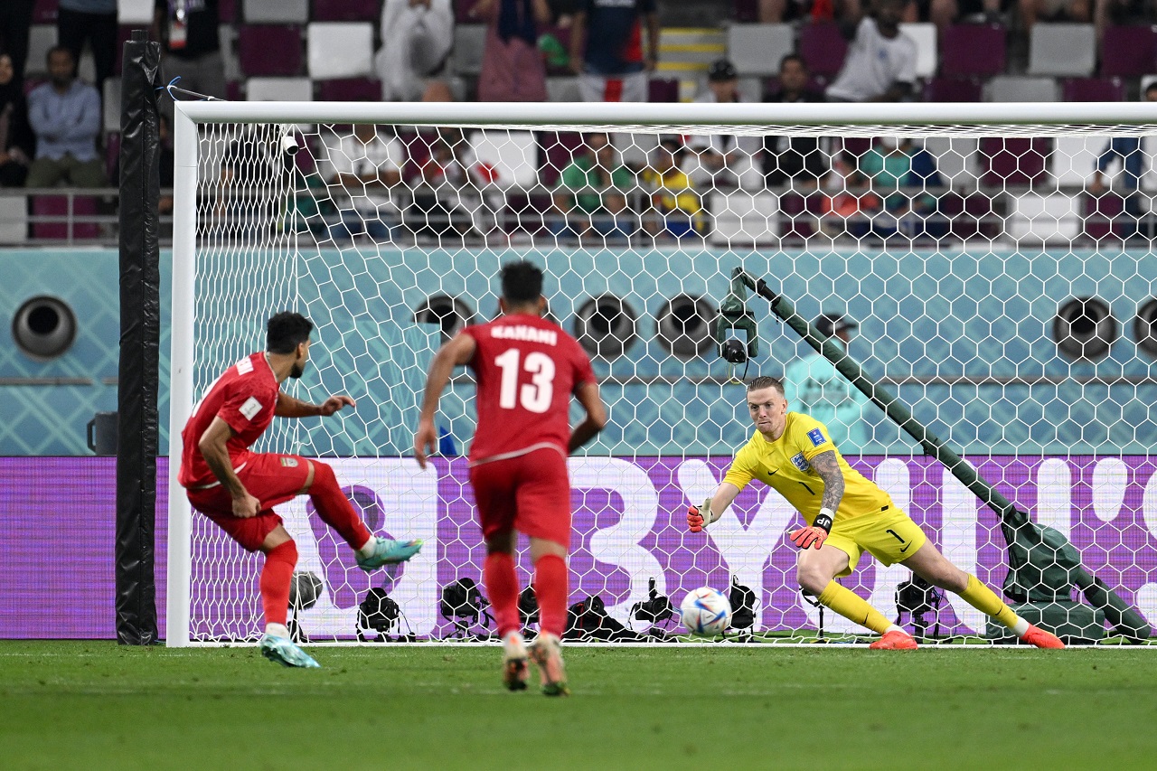 Мехди Тареми (Иран) забил с пенальти в ворота Англии на ЧМ-2022 (фото: Matthias Hangst/Getty Images)