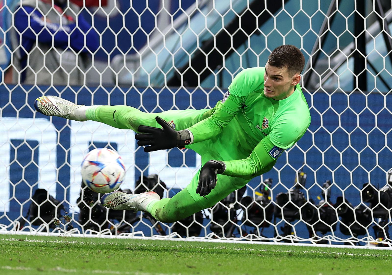 AL WAKRAH, QATAR - DECEMBER 05: Dominik Livakovic of Croatia saves the first penalty from Takumi Minamino of Japan in the penalty shoot out during the FIFA World Cup Qatar 2022 Доминик Ливакович. Фото: Richard Heathcote/Getty Images