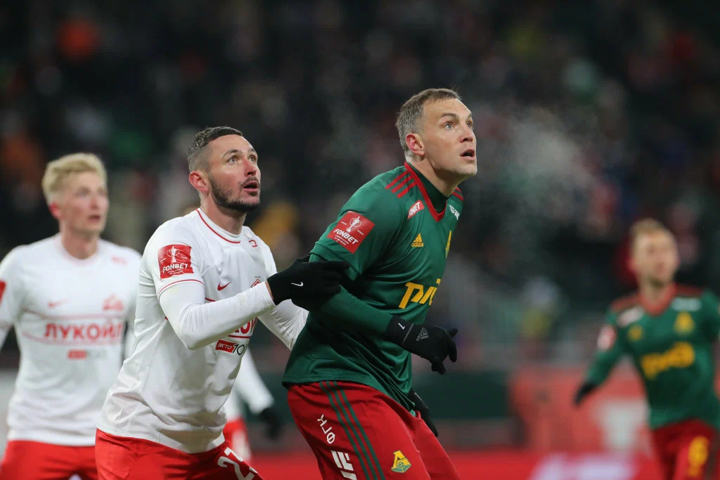 Никита Чернов ("Спартак") и Артем Дзюба ("Локомотив")