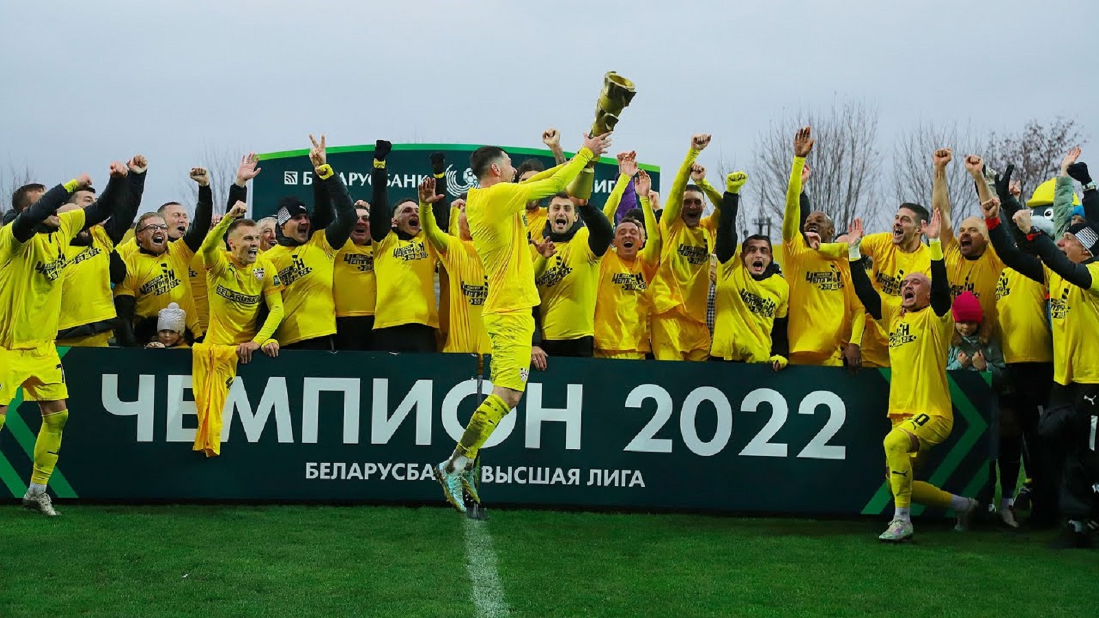 Солигорский «Шахтер» лишили золотых медалей чемпионата Беларуси 2022 года за организацию договорных матчей