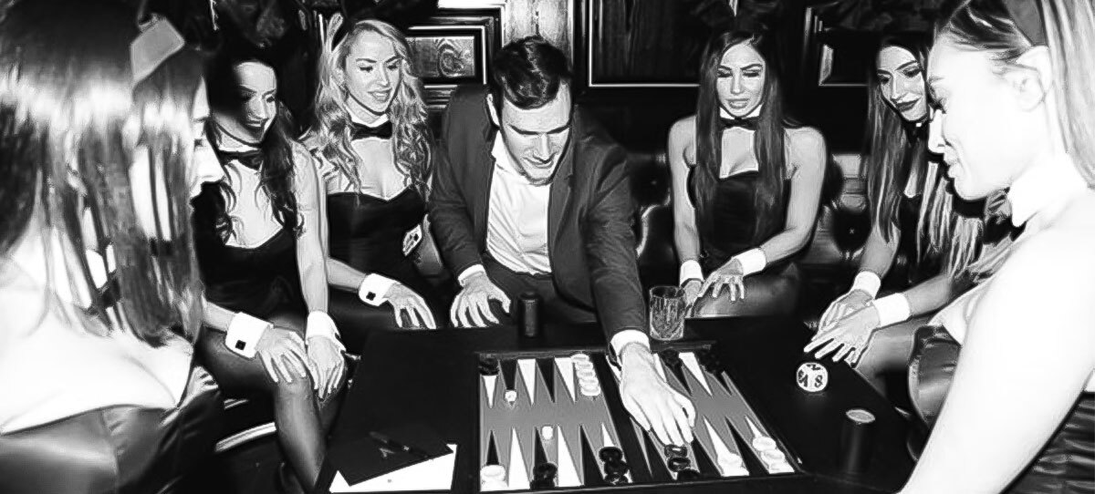 Основатель Playboy Хью Хефнер играет в нарды