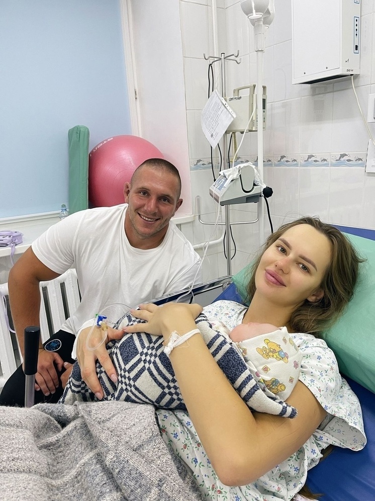 Валерий Морозов с супругой и новорожденным сыном