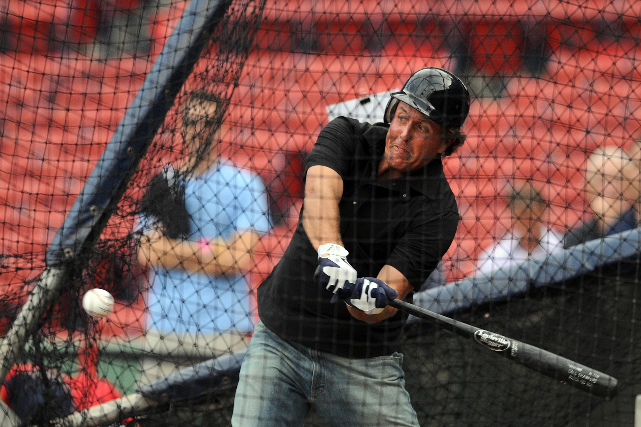 Фил Микельсон в перерыве матча MLB (фото: Darren McCollester/Getty Images)