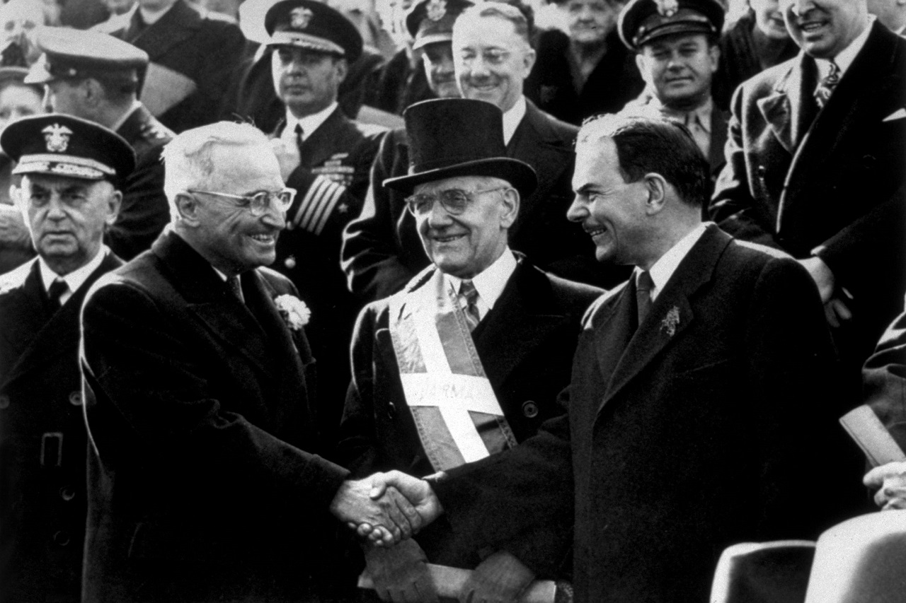Гарри Труман (слева) и Томас Дьюи, 1948 год (фото: Keystone/Getty Images)
