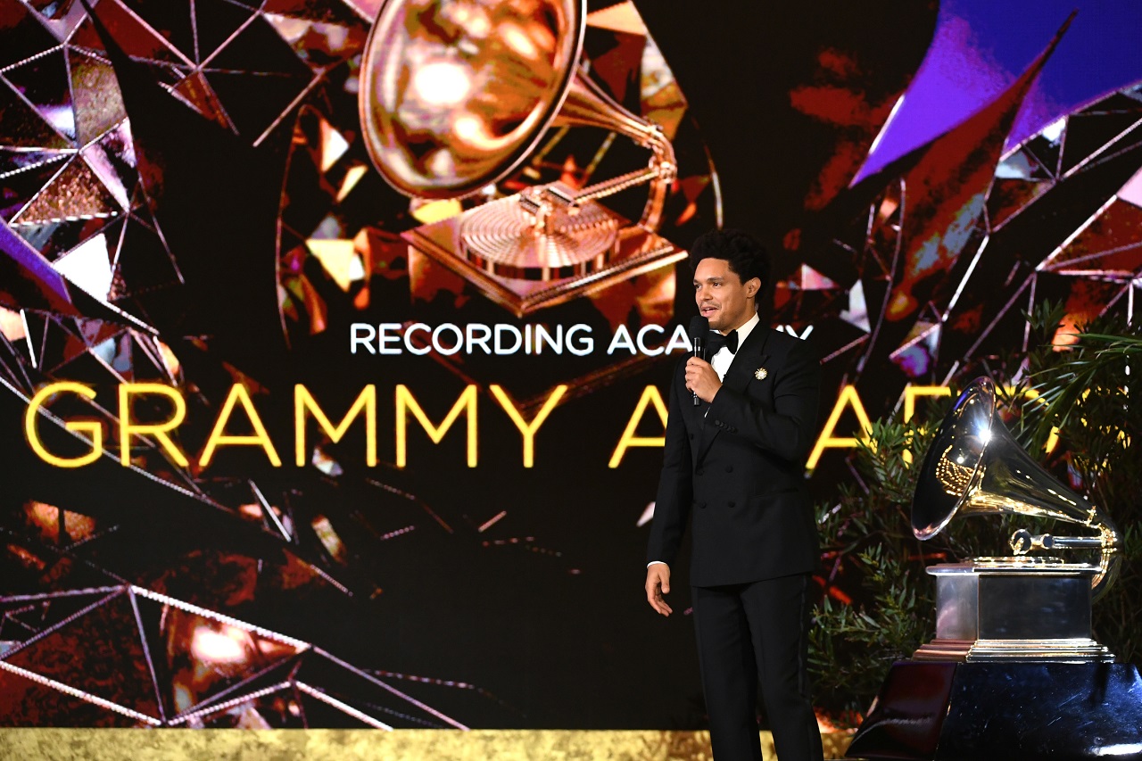 Тревор Ноа на премии «Грэмми» (фото: Kevin Winter/Getty Images for The Recording Academy)