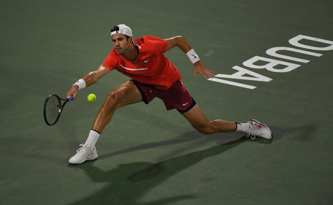 Карен Хачанов на турнире ATP 500 Дубай (фото: Martin Dokoupil/Getty Images)