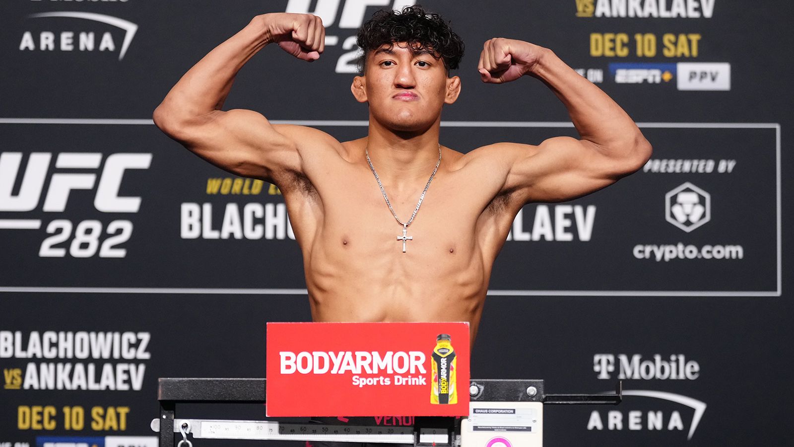 Турнир UFC Fight Night 289 в Лас-Вегасе: коэффициент на бой Рауля Росаса и Раони Барселоса