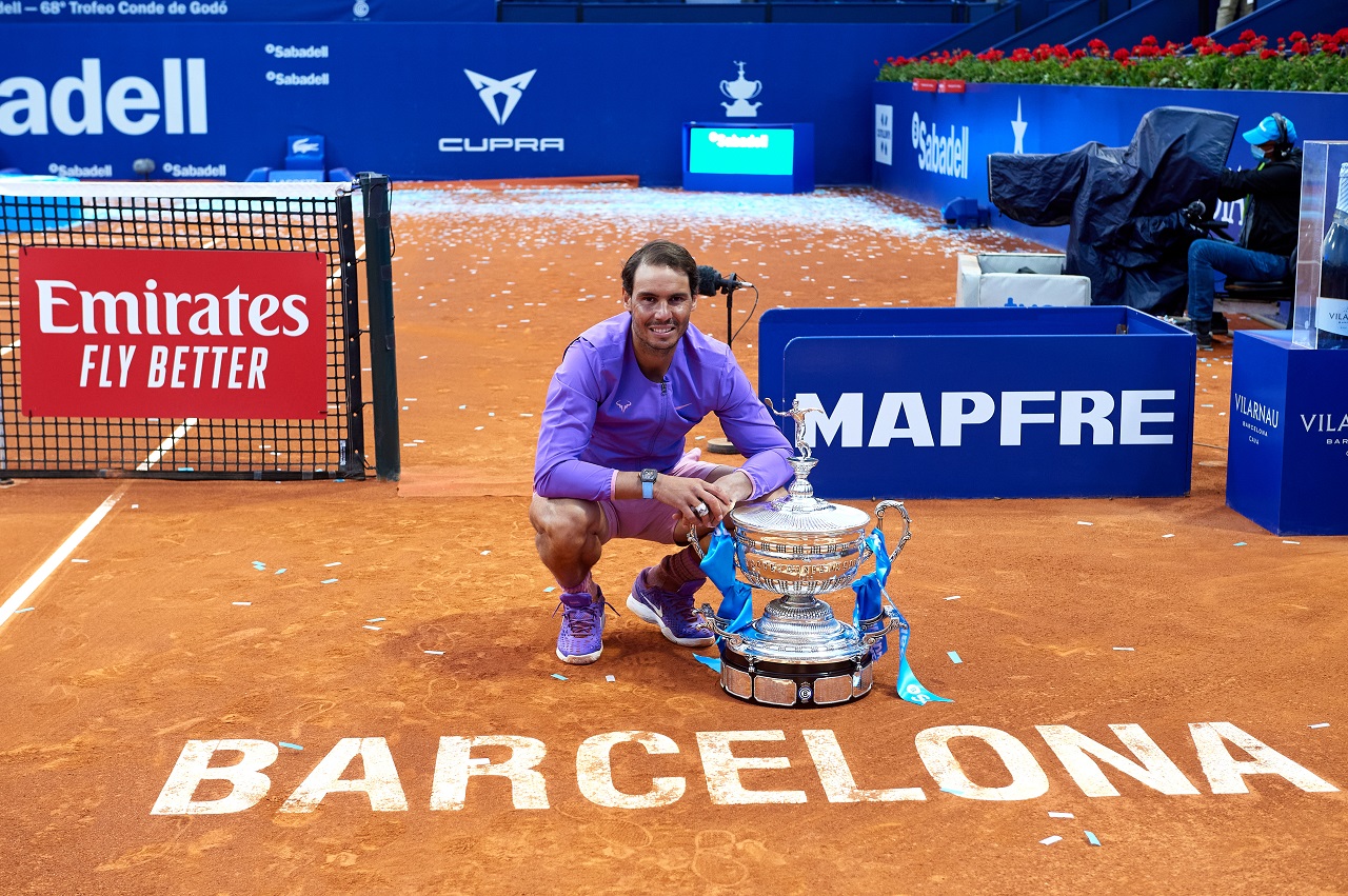 Рафаэль Надаль с трофеем на турнире ATP Барселона (фото: Alex Caparros/Getty Images)