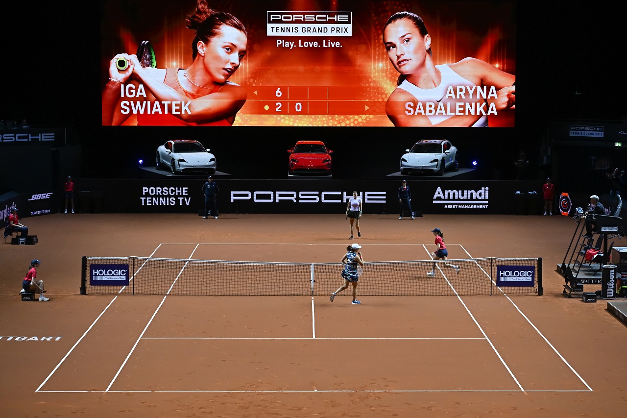 Ига Швентек и Арина Соболенко на турнире WTA Штутгарт (фото: Christian Kaspar-Bartke/Getty Images)