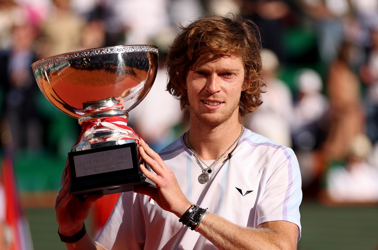 Андрей Рублев с трофеем «Мастерса» в Монте-Карло (фото: Clive Brunskill/Getty Images) 