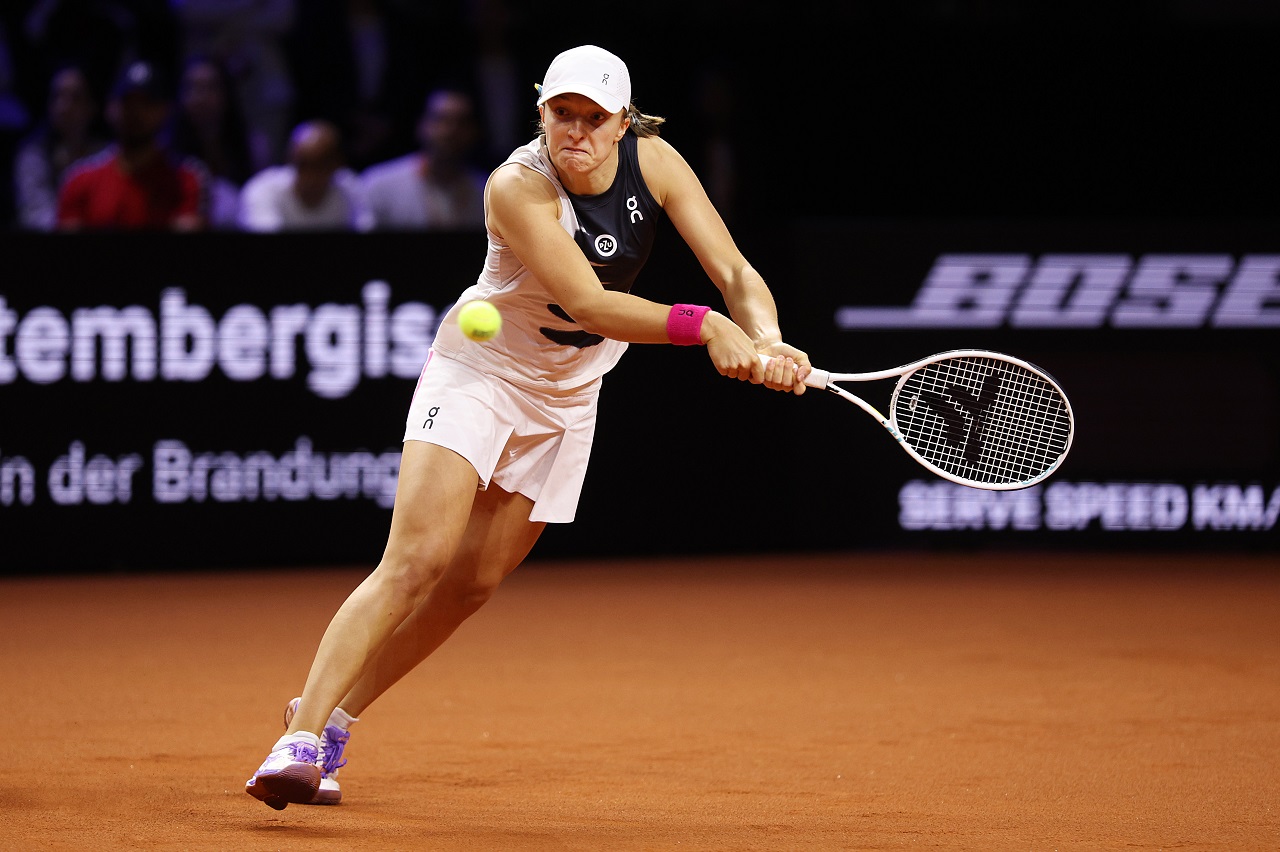 Ига Швентек на турнире WTA Штутгарт (фото: Adam Pretty/Getty Images)