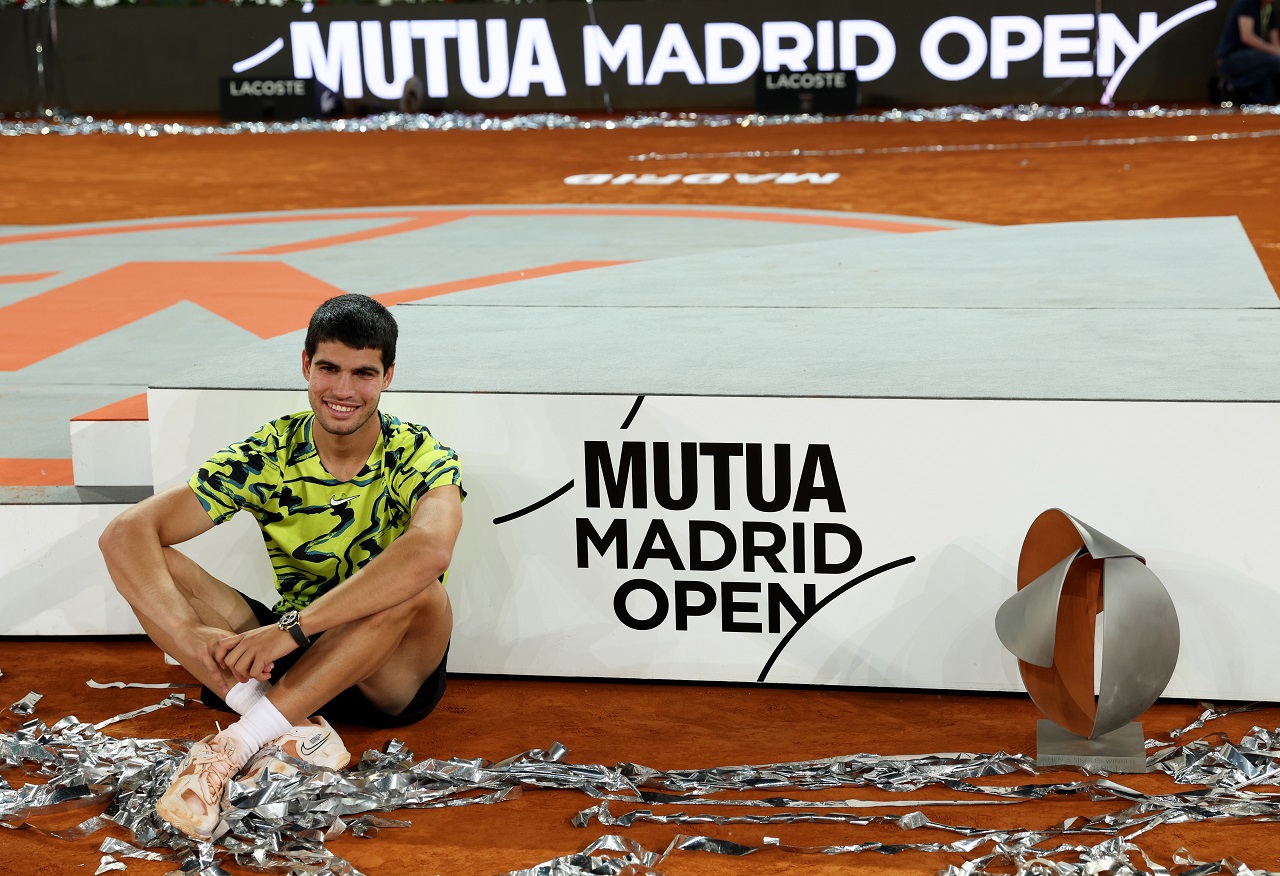 Карлос Алькарас после победы на Madrid Open в Мадриде (фото: Clive Brunskill/Getty Images)