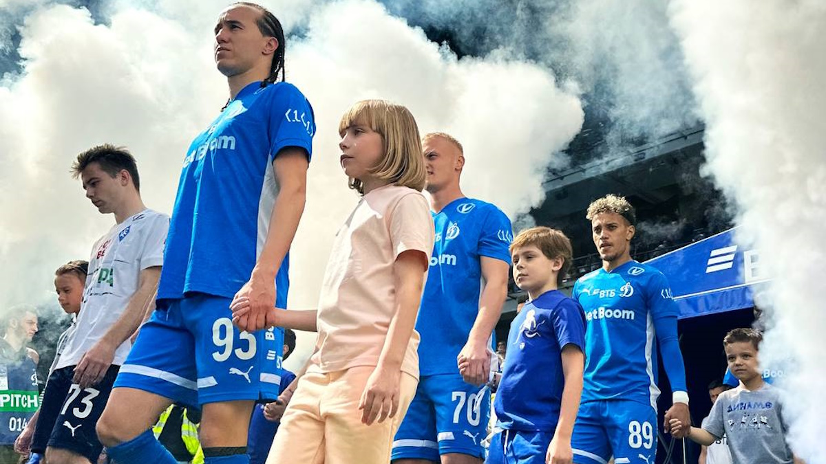 Игроки «Динамо» и «Крыльев Советов» перед матче 29-го тура РПЛ сезона-2023/2024