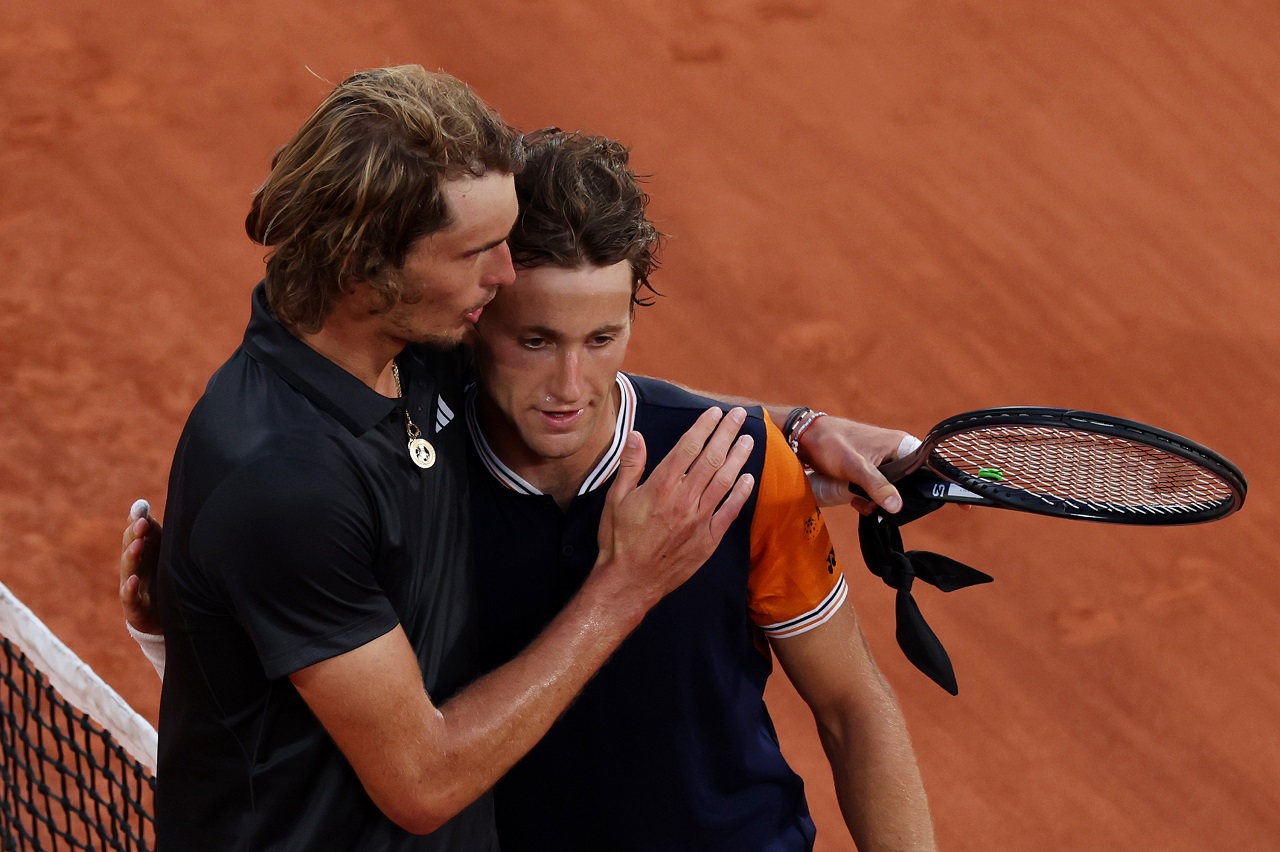 Александр Зверев и Каспер Рууд на «Ролан Гаррос» (фото: Clive Brunskill/Getty Images)