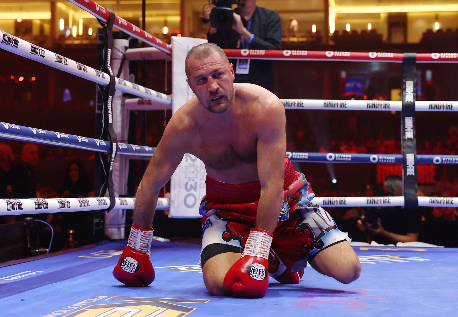 Сергей Ковалев после нокдауна в бою с Робином Сирваном Сафаром. Фото: Richard Pelham/Getty Images