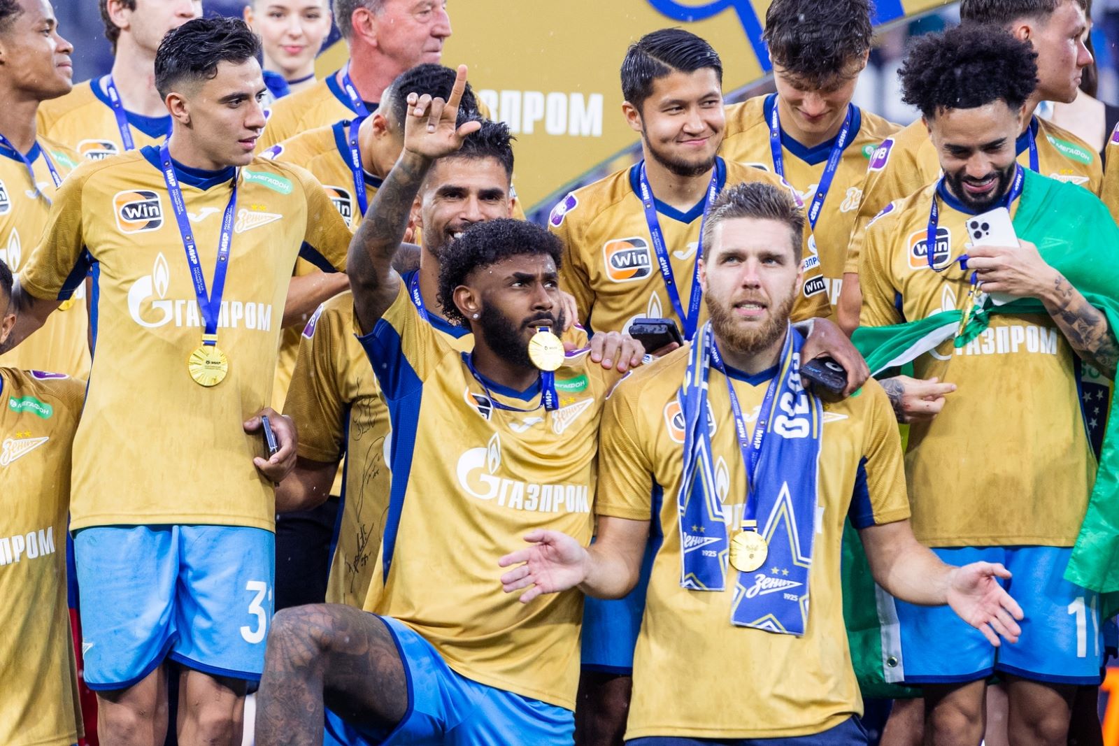 Футболисты «Зенита» празднуют чемпионство