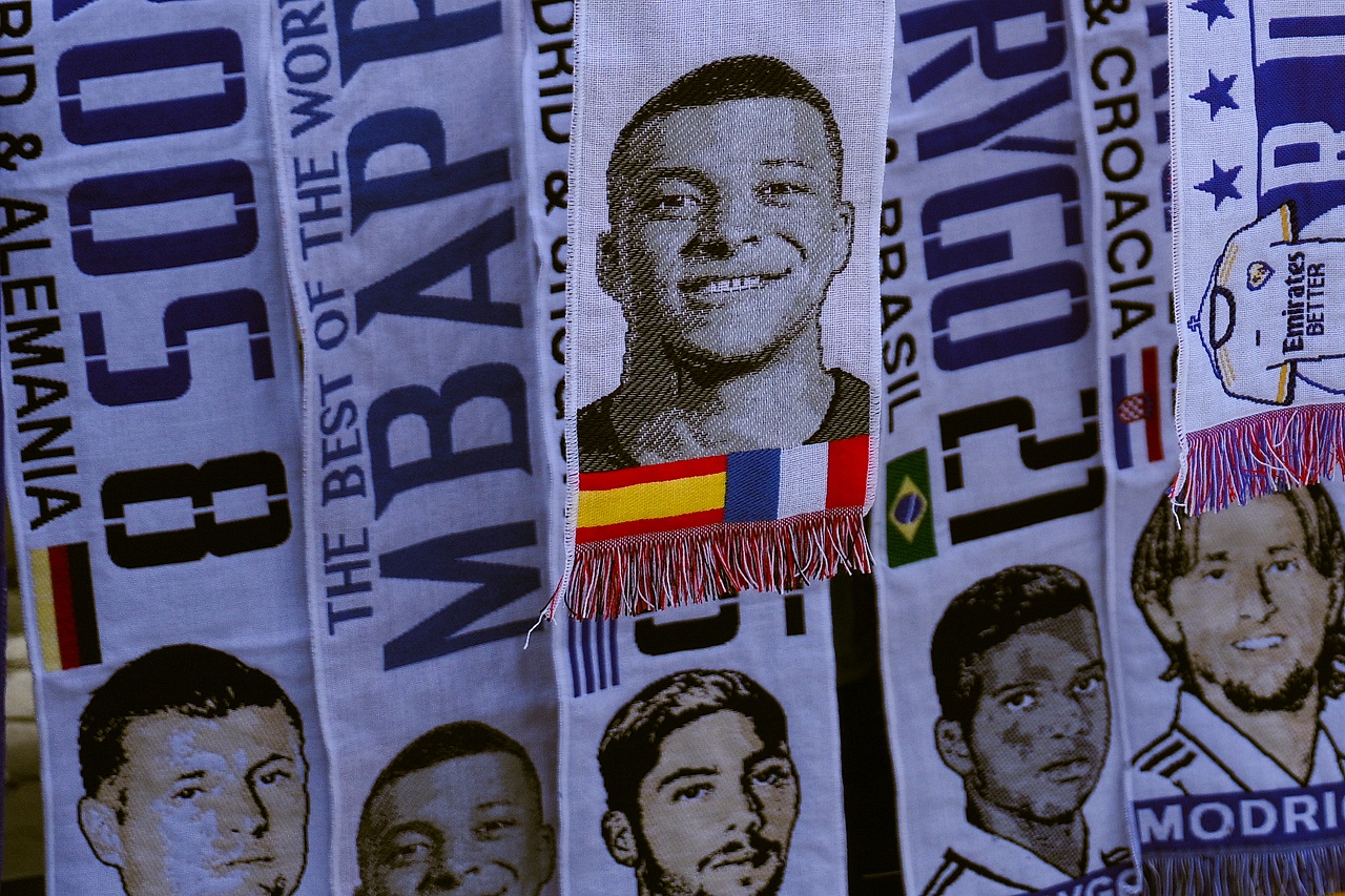 Шарф «Реала» с Килианом Мбаппе (фото: David Ramos/Getty Images)