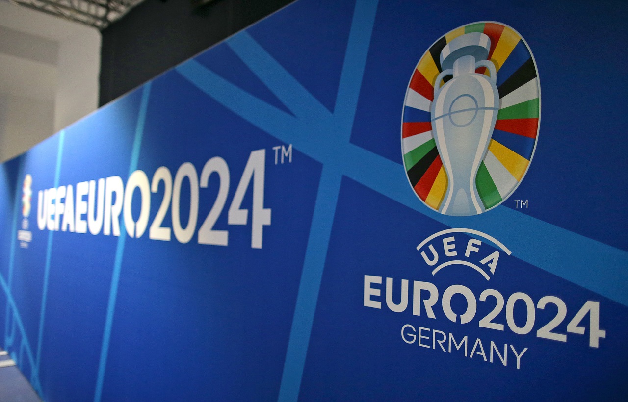 Логотип чемпионата Европы-2024 (Евро-2024) по футболу (фото: Cathrin Mueller/Getty Images)