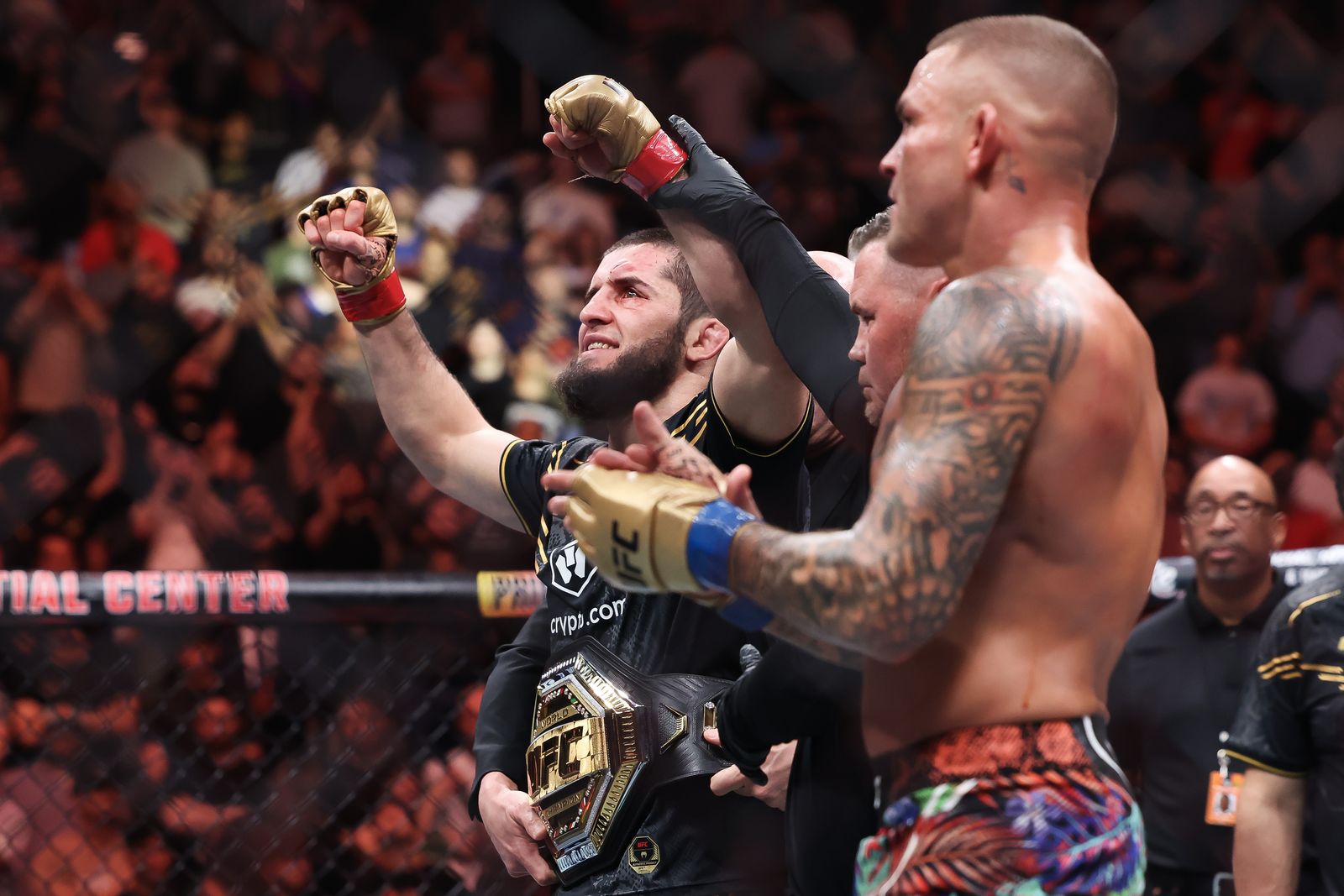 Ислам Махачев после победы над Дастином Порье в главном бою UFC 302. Фото: Luke Hales/Getty Images