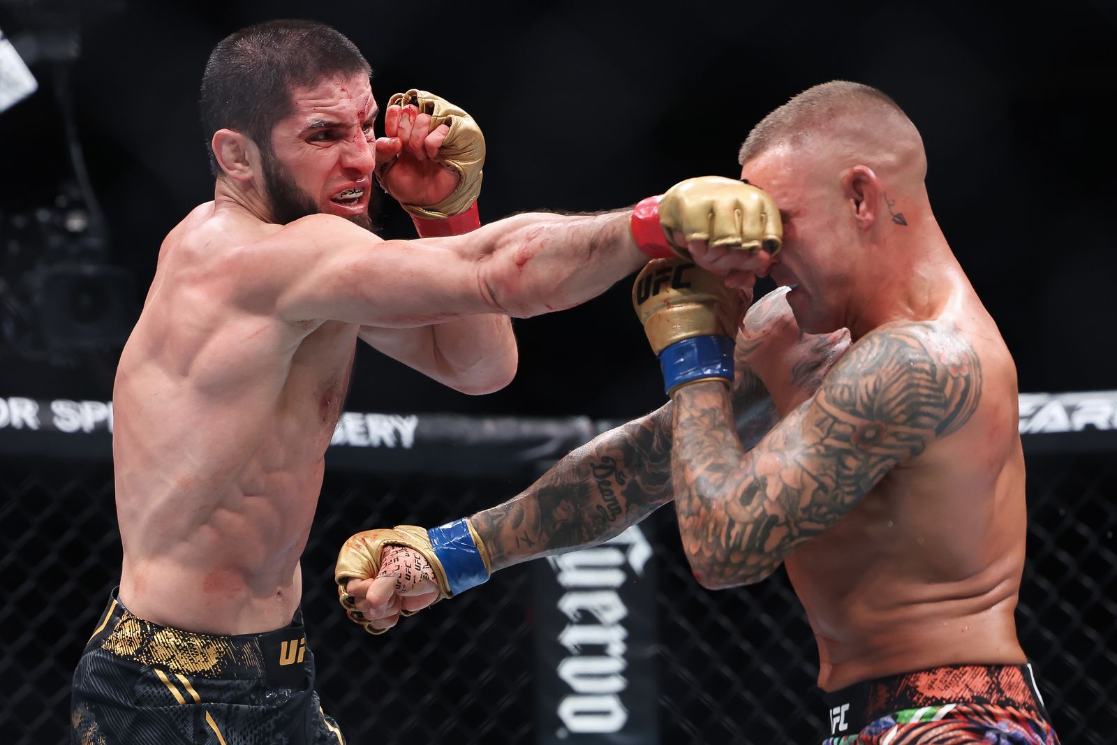 Ислам Махачев и Дастин Порье в главном бою UFC 302. Фото: Luke Hales/Getty Images