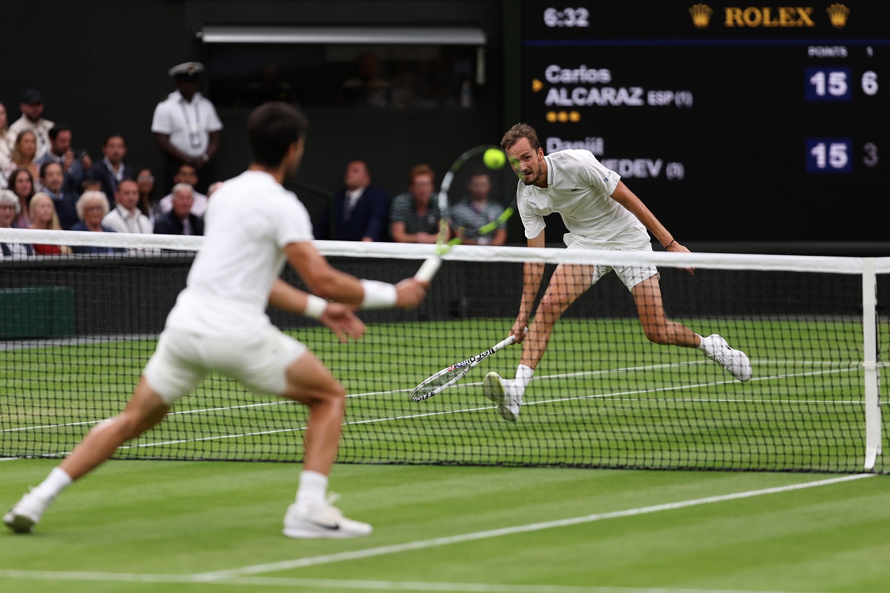 Даниил Медведев и Карлос Алькарас, Уимблдон-2023 (фото: Julian Finney/Getty Images)