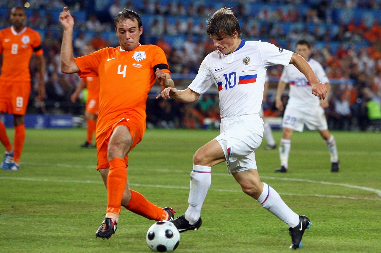 Андрей Аршавин (Россия) и Йорис Матейсен (Нидерланды), Евро-2008 (фото: Alex Livesey/Getty Images)
