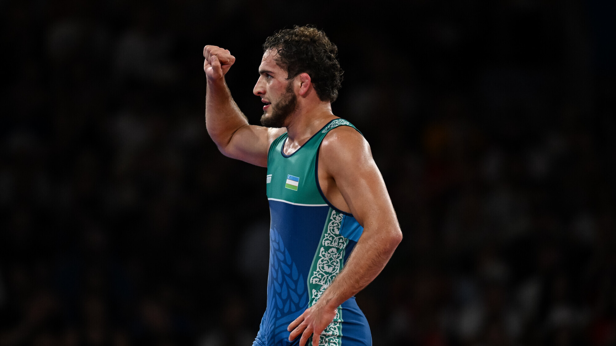 Сын Кадырова вручил борцам Жамалову и Дудаеву ключи от квартир за участие в ОИ
