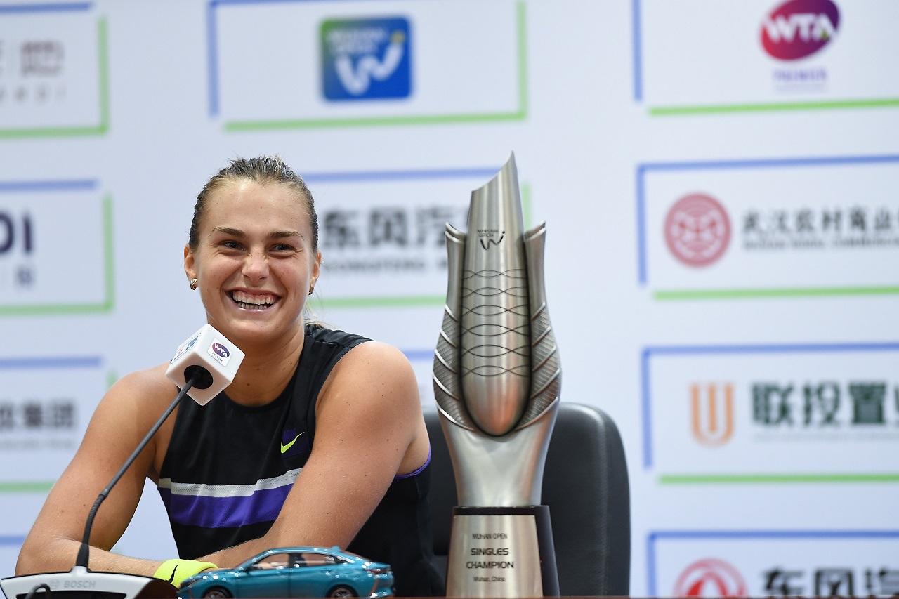 Арина Соболенко с трофеем Wuhan Open (фото: Tao Zhang/Getty Images)