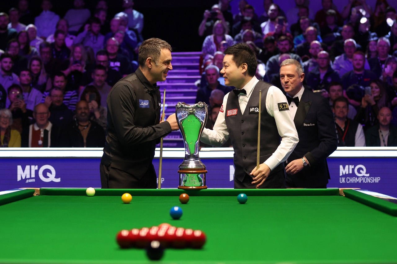 Ронни О'Салливан и Дин Цзюньхуэй в финале UK Championship 2023 (фото: George Wood/Getty Images)