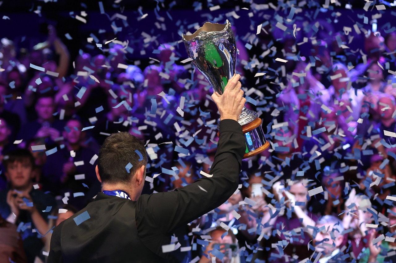 Ронни О'Салливан с кубком UK Championship (фото: George Wood/Getty Images)