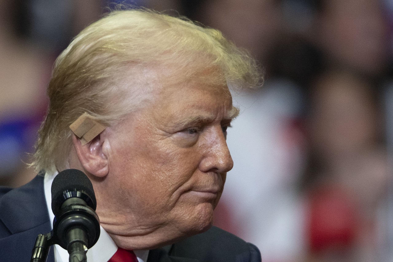 Дональд Трамп с заклееным ухом после покушения (фото: Bill Pugliano/Getty Images)