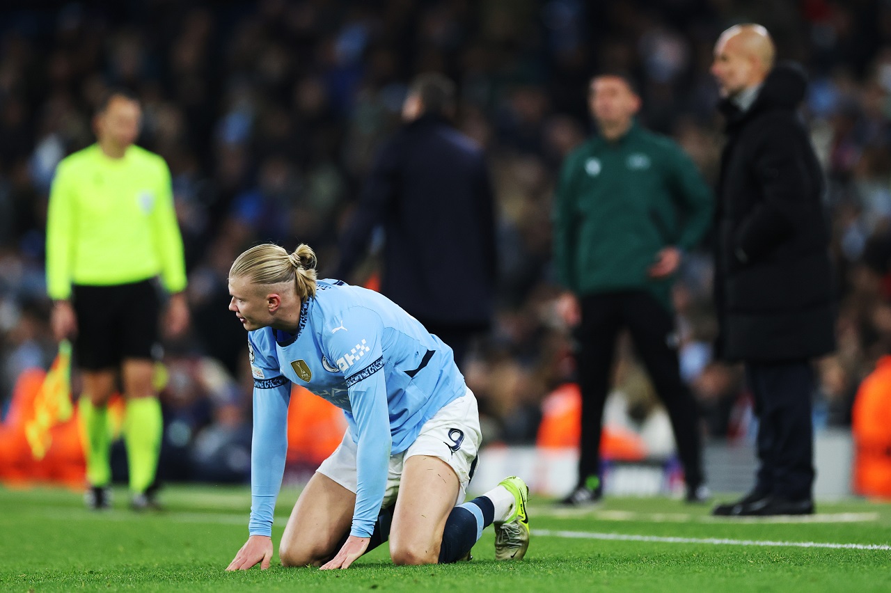 Эрлинг Холанд и Хосеп Гвардиола (на заднем плане), «Манчестер Сити» (фото: Carl Recine/Getty Images)