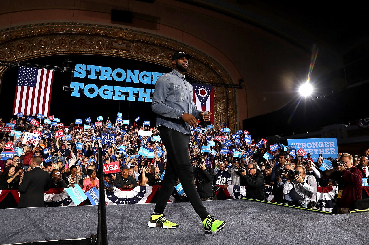 Леброн Джеймс перед выборами президента США-2016 (фото: Justin Sullivan/Getty Images)