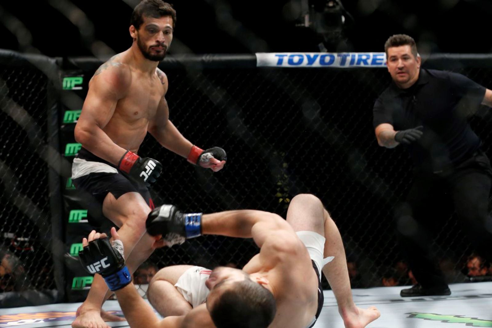 Ислам Махачев в нокауте после удара Адриано Мартинса. UFC 192 (Техас, США). 3 октября 2015 года