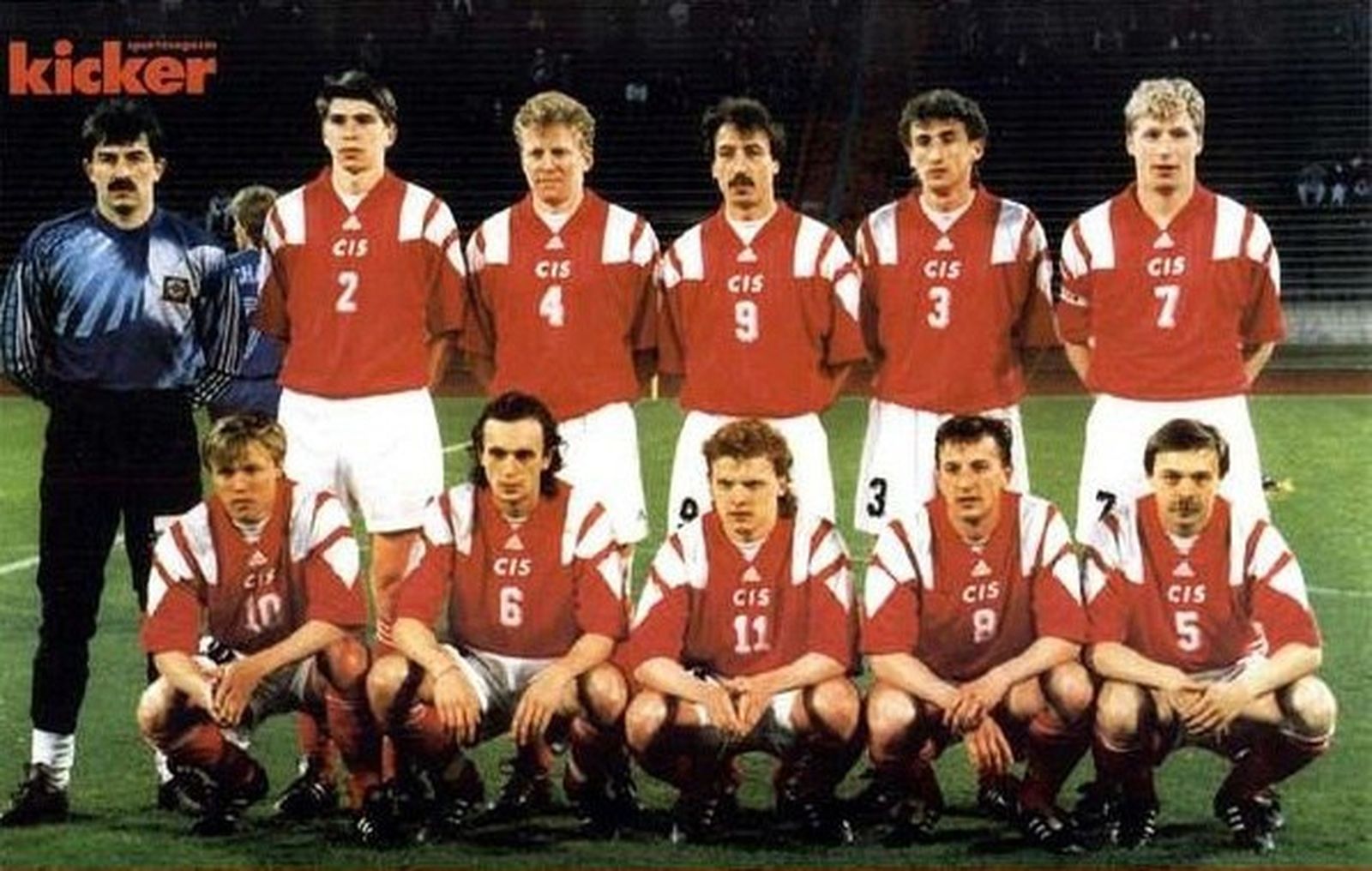 Сборная СНГ в 1992 году на фото в журнале Kicker. Вторым справа присел Дмитрий Кузнецов