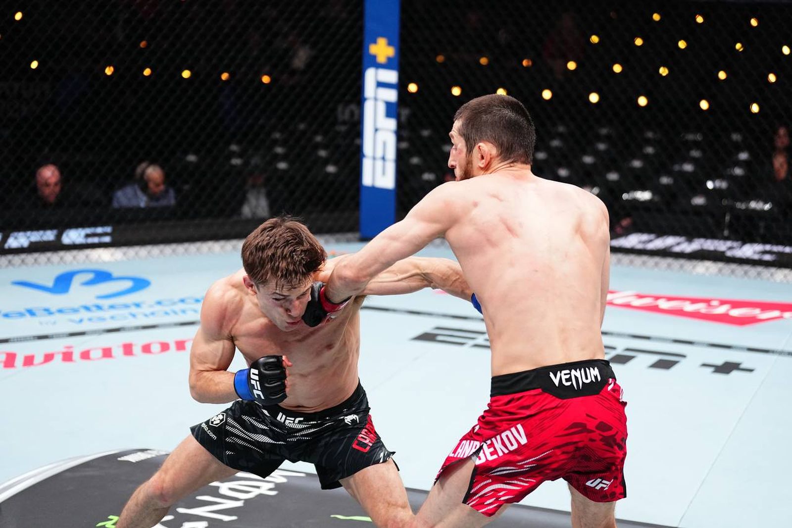 Тагир Уланбеков (справа) против Клейтона Карпентера в первом бою турнира UFC 311