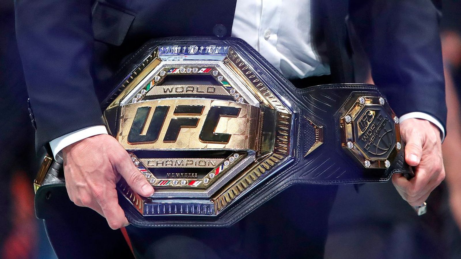 Дебютный бой Саладина Парнаса против Дэна Хукера на UFC в Париже: коэффициенты букмекеров