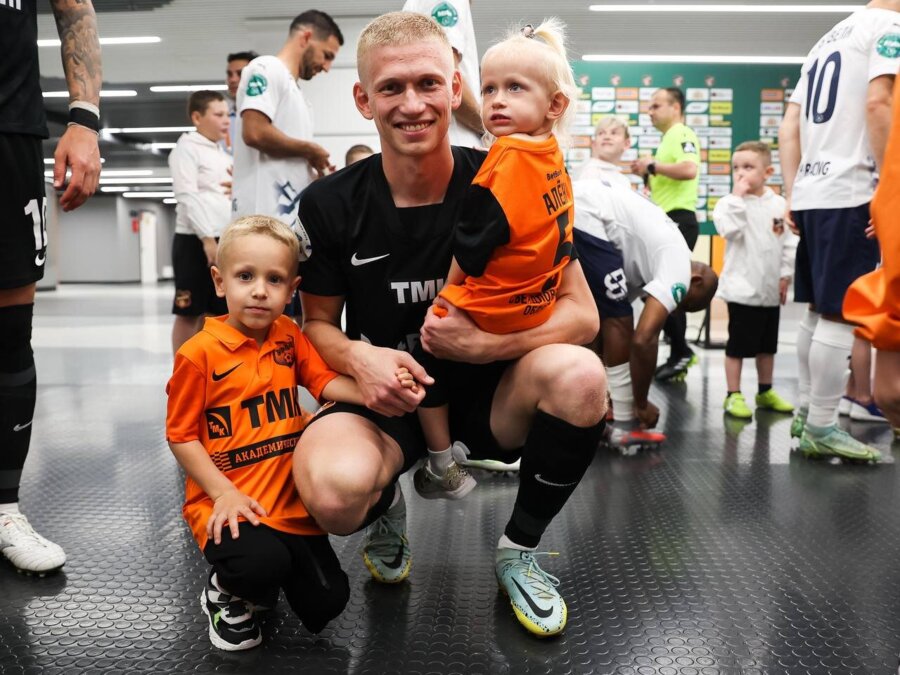 Полузащитник «Урала» Андрей Егорычев с детьми Фото: fc-ural.ru