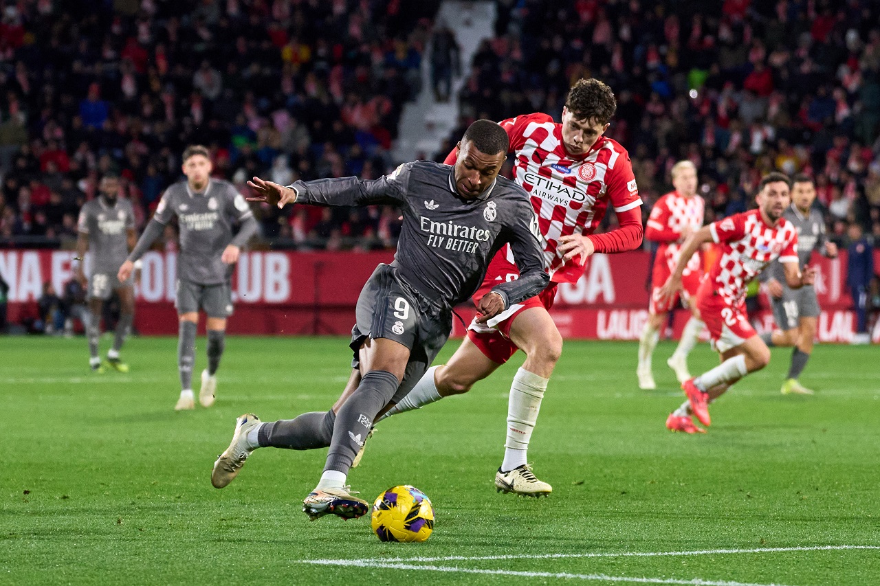 Килиан Мбаппе («Реал» Мадрид) и Ладислав Крейчи («Жирона») (фото: Alex Caparros/Getty Images)