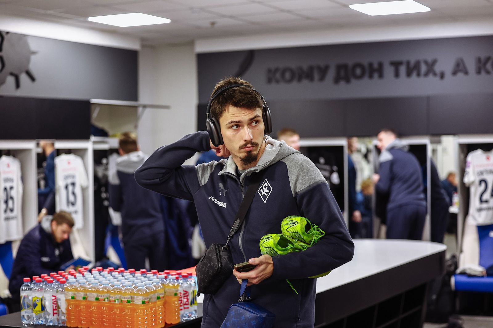 Защитник «Крыльев Советов» Алоис Доминик Ороз перед матчем РПЛ с «Ростовом» в декабре 2024 года. Фото: ПФК «Крылья Советов»