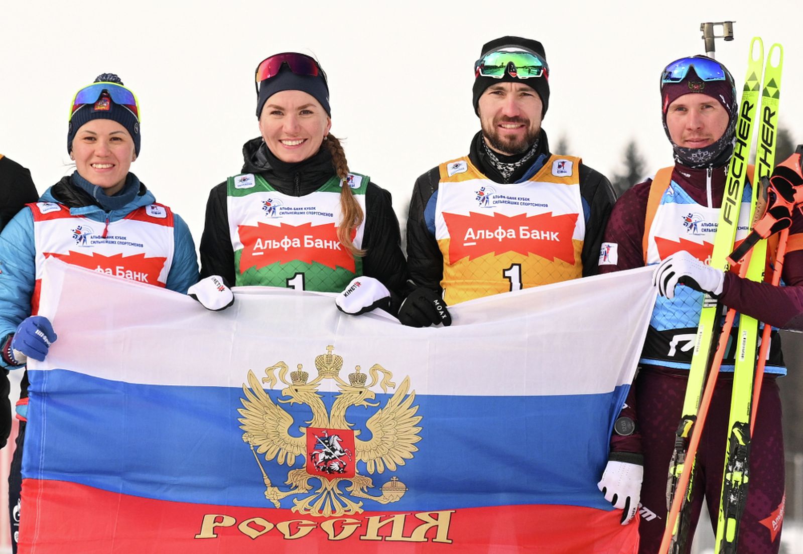 Победители смешанной эстафеты (2 ж по 6 км + 2 м по 6 км) 5-го этапа Кубка сильнейших по биатлону в деревне Раубичи (слева направо): Кристина Резцова, Виктория Сливко, Александр Логинов и Евгений Сидоров (команда Россия-2) в феврале 2025 года. Фото: Алексей Филиппов/РИА Новости ©