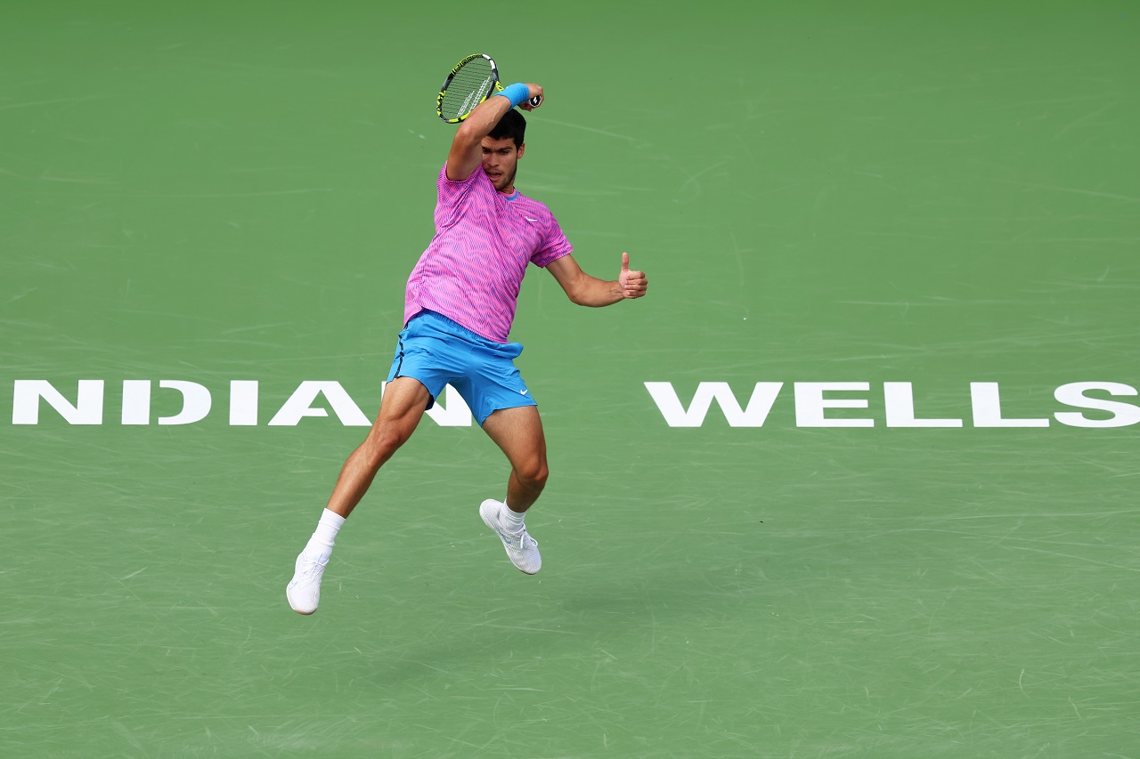 Карлос Алькарас на турнире в Индиан-Уэллс (фото: Clive Brunskill/Getty Images)
